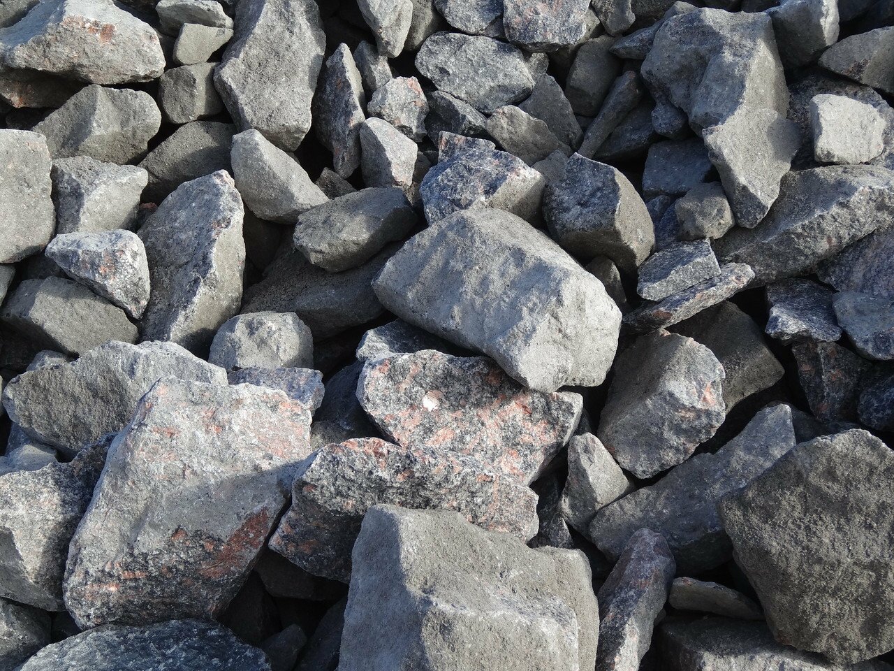 Гранитный щебень бутового камня с фракциями 100-250 мм: свойства и главныепреимущества