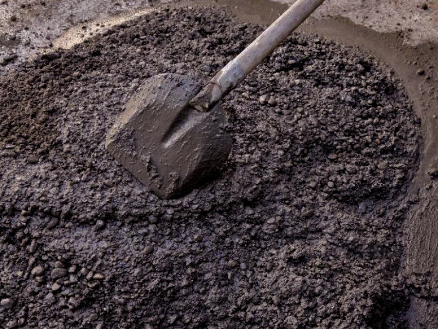 Процесс перемешивания компонентов бетона лопатой