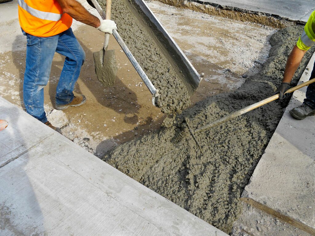 Выгрузка бетона при помощи лотка