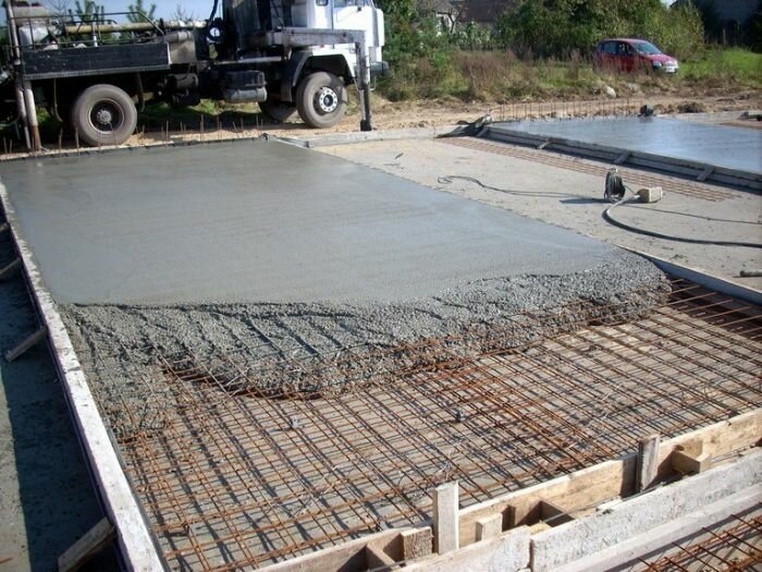Бетонная плита, залитая с использование сухого бетона