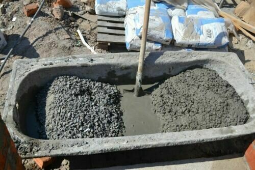 Процесс замешивания бетона вручную
