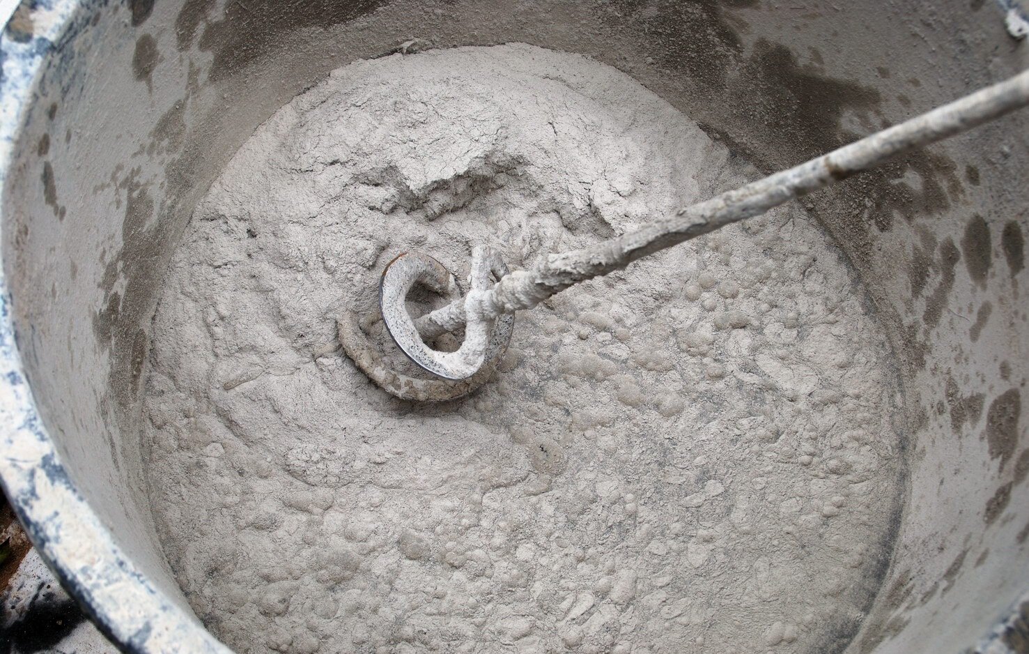 Перемешивание компонентов бетонной смеси при помощи насадки
